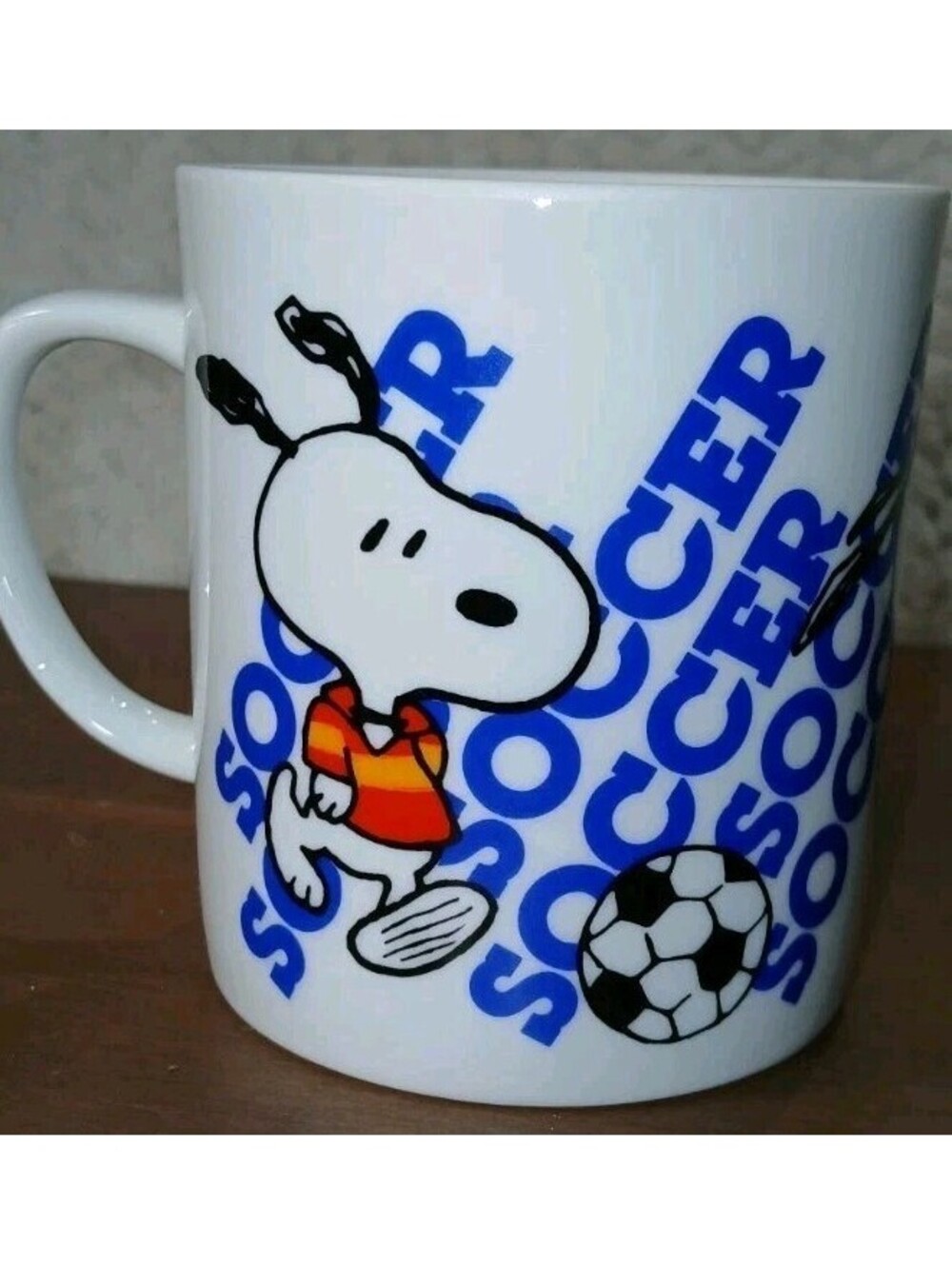 1965 - 10oz Coffee Mug Peanuts Snoopy w/ Soccer Ball Feature Syndicate Vintage